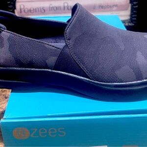 Bzees Good condition comfortable shoes. Worn once. Great Deal!